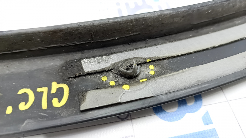 Front right wing arch trim Mercedes GLC 300/350e/43 16-22, broken fasteners, scratches