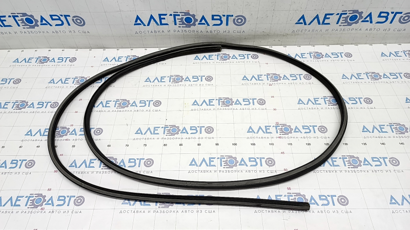 The rear right door seal of Mercedes GLC 16-22 is torn