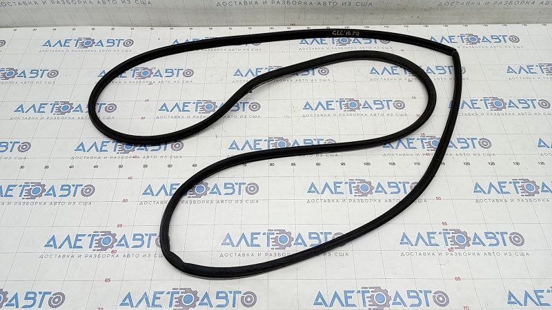 The seal of the front right door of Mercedes GLC 16-22 is torn