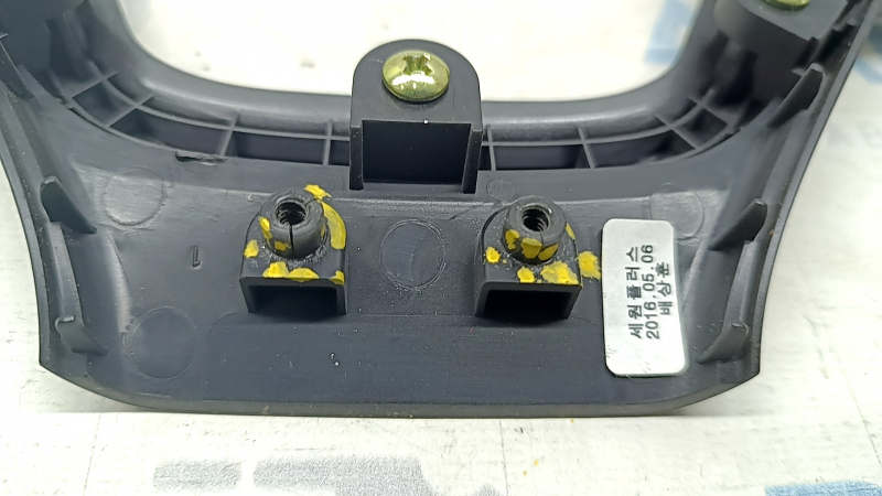 Frame of control buttons on steering wheel Hyundai Elantra AD 17-18 pre-restyling, cracks in fasteners
