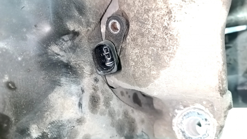Rear right axle Audi Q3 8U 15-18 AWD complete with hub, brake disc, caliper, casing and ABS sensor, caliper and shock absorber bolt broken, casing dented