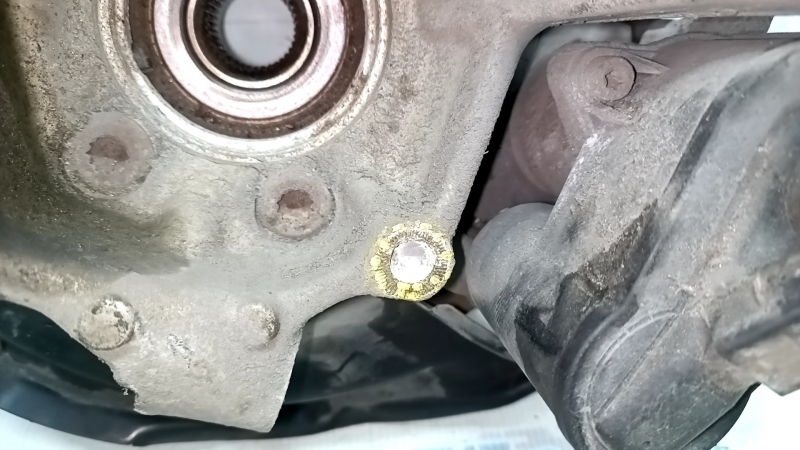 Rear right axle Audi Q3 8U 15-18 AWD complete with hub, brake disc, caliper, casing and ABS sensor, caliper and shock absorber bolt broken, casing dented