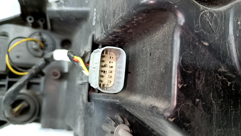 Headlight front right naked Chevrolet Trax 17-22 halogen + LED DRL, sand, varnish peeled off
