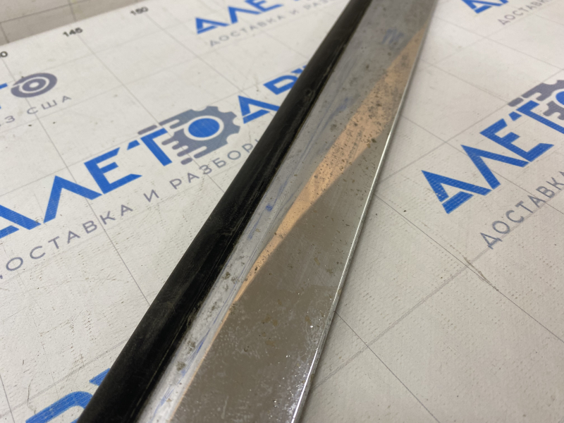 Door trim lower front left Infiniti FX35 FX45 03-08 chrome is worn out, fasteners are broken, seal is torn