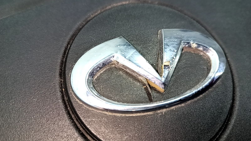Engine cover Infiniti QX30 17- 2.0T scratches, chrome peeling