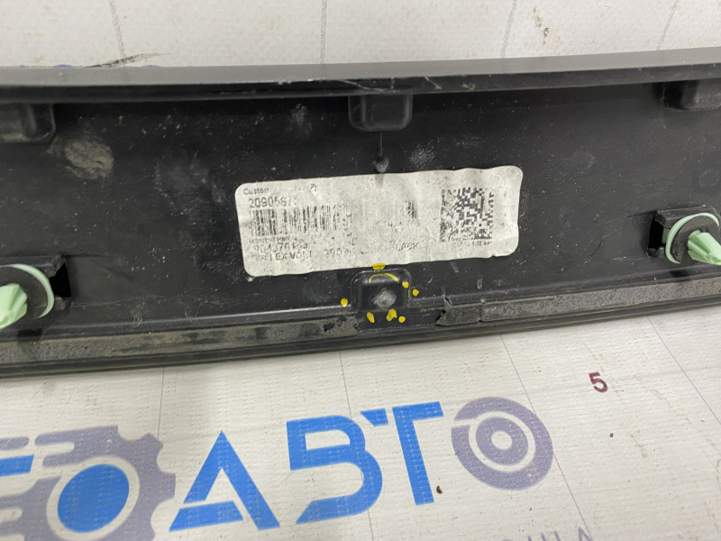Chevrolet Volt 11-15 hood molding scratches, broken mount