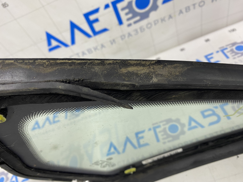 Window blind glass rear left VW Passat b7 12-15 USA chrome, scratches on chrome, tear of seal