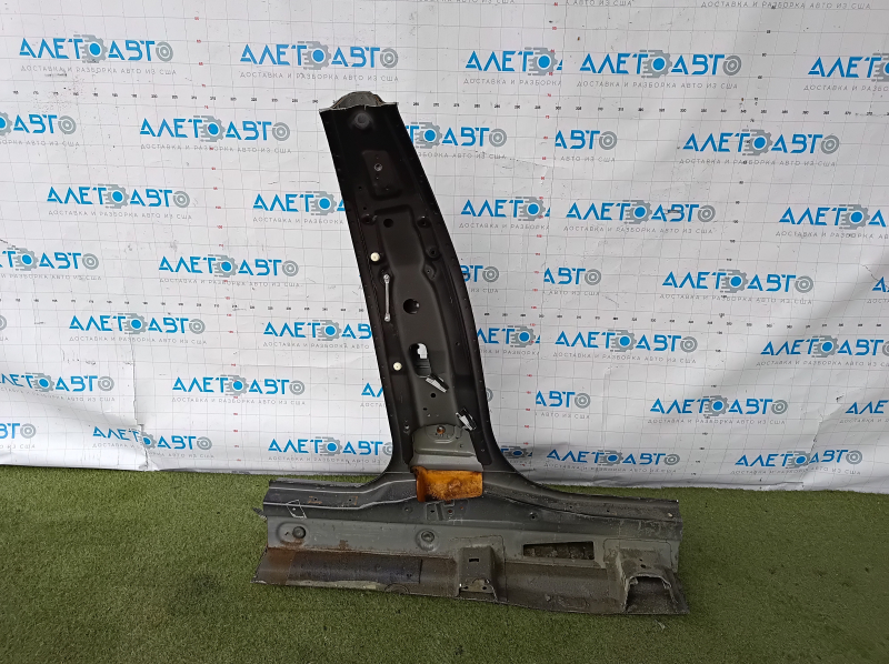 The central left body pillar of BMW 7 G12 16-22 is sawn off, butts