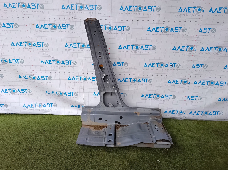 The central left body pillar of Infiniti Q50 14-20 is sawn off