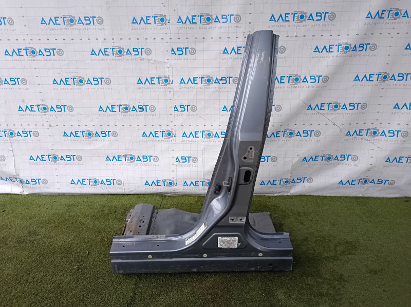 The central left body pillar of Infiniti Q50 14-20 is sawn off