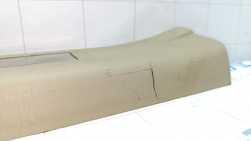 Door sill trim with illumination front right Lexus RX300 RX330 RX350 RX400h 04-09 beige, with chrome trim, bumps on chrome, scratches