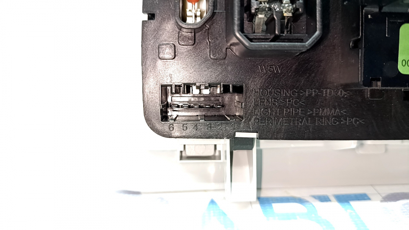 Front light Jeep Renegade 15 - no sunroof, broken mount, scuffs