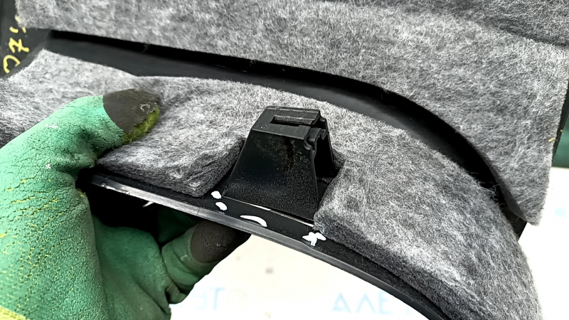 Front pillar trim right lower Audi Q7 16- black, scratches, broken fastener