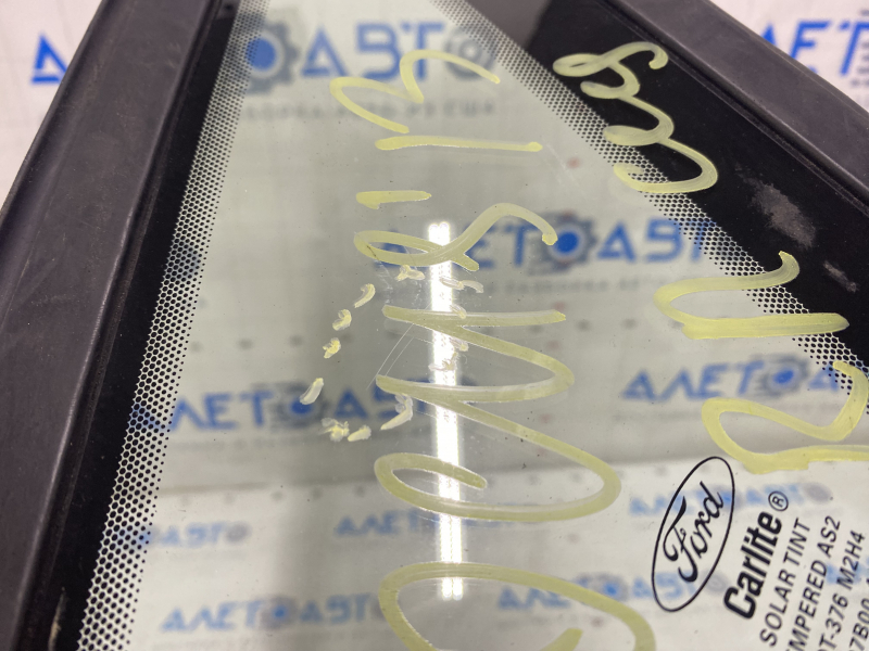 Window blind glass rear right Ford Focus mk3 11-18 4d with molding matte, scratches on glass