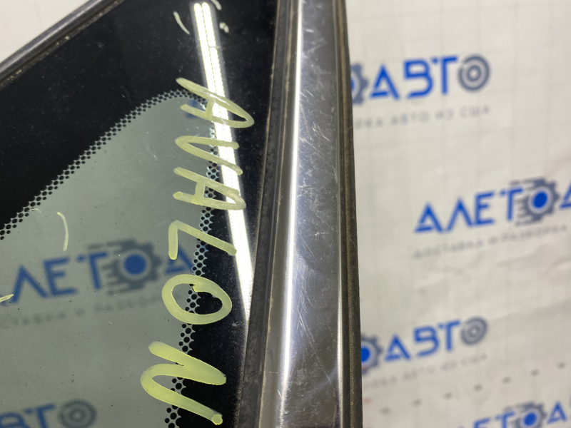 Window blind glass rear left Toyota Avalon 13-18 scratches on chrome, scratches on glass