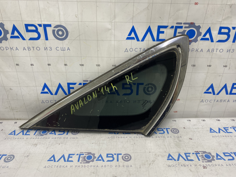 Window blind glass rear left Toyota Avalon 13-18 scratches on chrome, scratches on glass