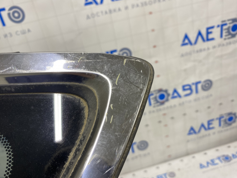 Window blind glass rear left Toyota Avalon 13-18 scratches on chrome, scratches on glass