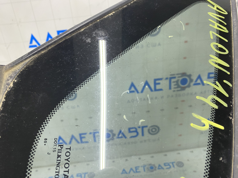 Window blind glass rear left Toyota Avalon 13-18 scratches on chrome, scratches on glass