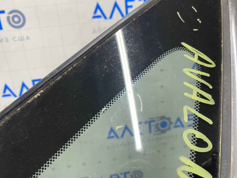 Window blind glass rear left Toyota Avalon 13-18 scratches on chrome, scratches on glass