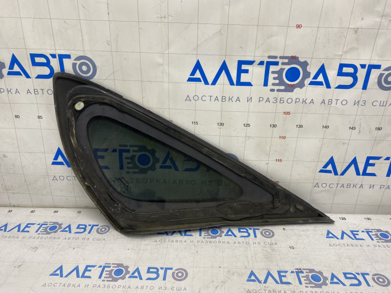 Window blind glass rear left Toyota Avalon 13-18 scratches on chrome, scratches on glass