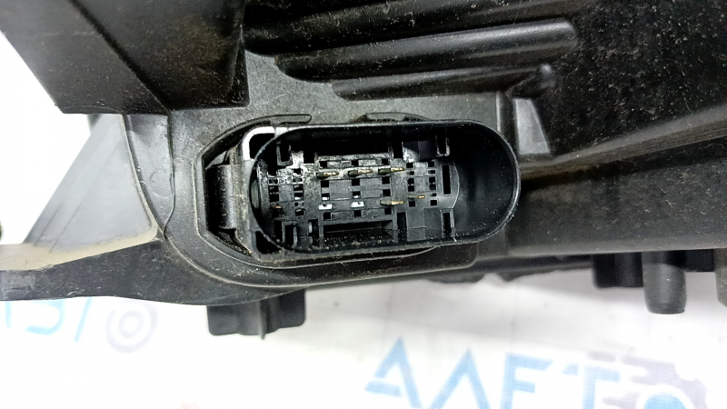 Headlight front right complete Ford Escape MK3 17-19 rest halogen+led light, cobweb, varnish peeled off, sand, broken mount, without plug