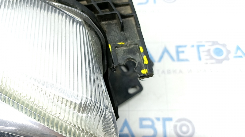 Headlight front right complete Ford Escape MK3 17-19 rest halogen+led light, cobweb, varnish peeled off, sand, broken mount, without plug