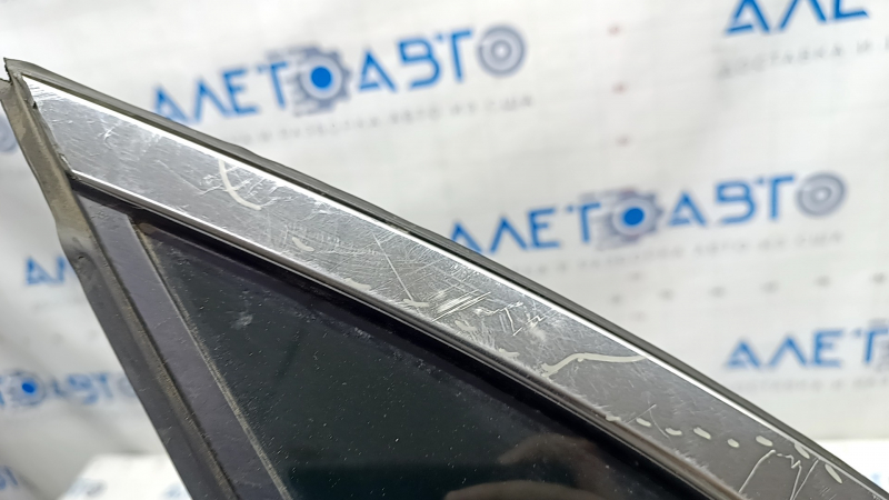 Window blind glass rear left Lincoln MKZ 13-20 chrome, scratches on chrome, scratches on glass