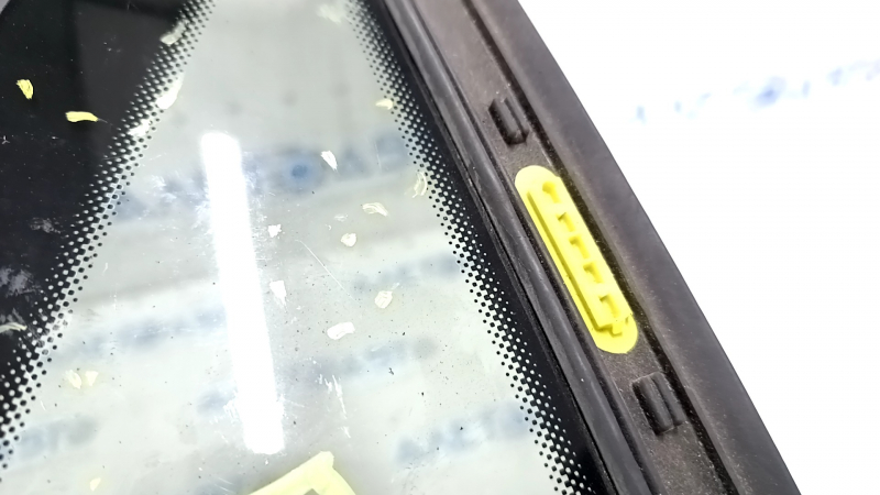 Window blind glass rear left VW Passat b8 16-19 USA missing chrome tab, scratches on glass