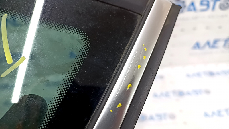 Window blind glass rear left VW Tiguan 09-17 chrome scratches on chrome, scratches on glass