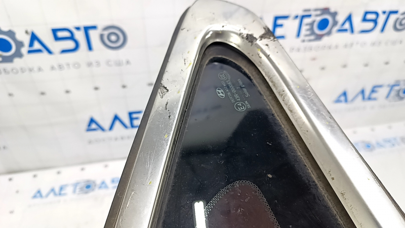 Rear left blind window glass Hyundai Azera 12-17 with chrome molding, molding defect, scratch on glass