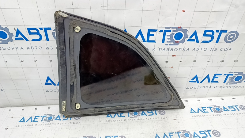 Window blind glass rear right Dodge Challenger 09-14 rubber break in the corner, scratches on the glass