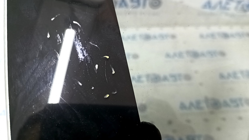 Window blind glass rear right Dodge Challenger 09-14 molding came off, scratch on glass
