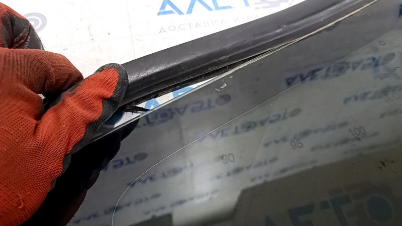 Window blind glass rear right Dodge Challenger 09-14 molding came off, scratch on glass