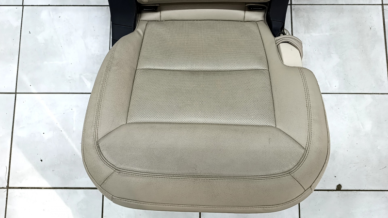 Seat 2 row right Ford Explorer 20 - beige leather, perforated with heating, mechanical, for dry cleaning, scratches on plastic