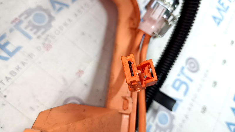 High-voltage cable to the battery Toyota Venza 21 - through the entire body, the housing of the connector is broken