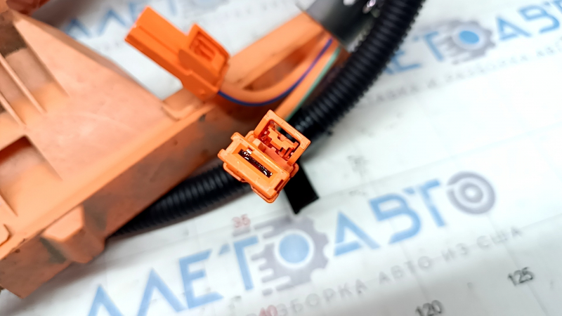 High-voltage cable to the battery Toyota Venza 21 - through the entire body, the housing of the connector is broken