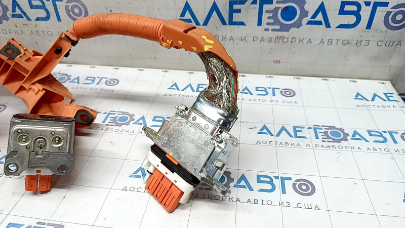 High-voltage cable to the battery Toyota Venza 21 - through the entire body, the housing of the connector is broken