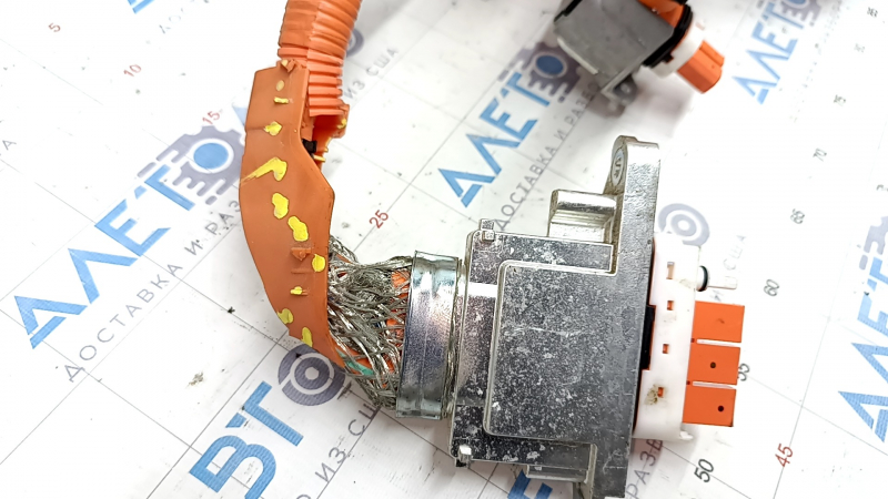 High-voltage cable to the battery Toyota Venza 21 - through the entire body, the housing of the connector is broken