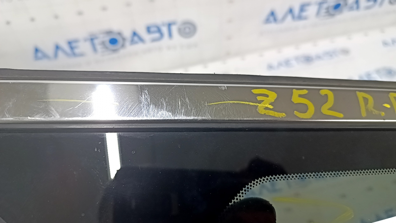 Window blind glass rear right Nissan Murano z52 15- chrome scratches on chrome, scratches on glass