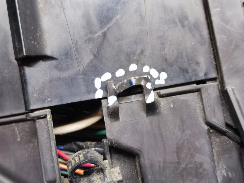 Underhood fuse box Lexus ES350 07-12 broken fasteners, no cover
