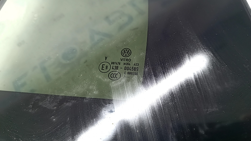 Door glass triangle rear left VW Tiguan 18 - broken guides