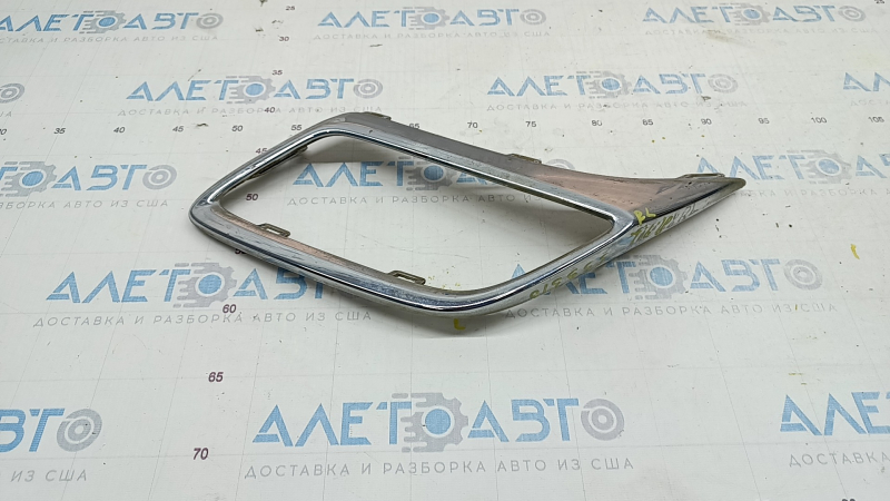 Left muffler frame VW Tiguan 18 - chrome, bumps, broken fastener, chrome swelled