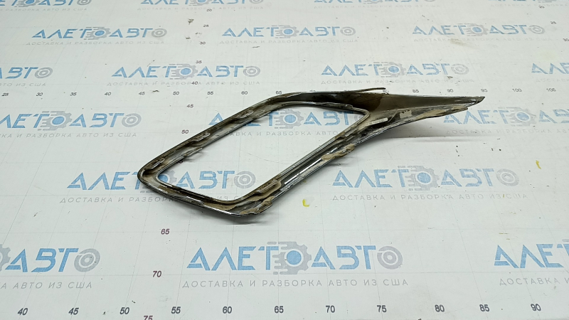 Left muffler frame VW Tiguan 18 - chrome, bumps, broken fastener, chrome swelled