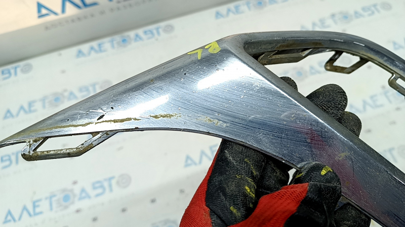 Left muffler frame VW Tiguan 18 - chrome, bumps, broken fastener, chrome swelled