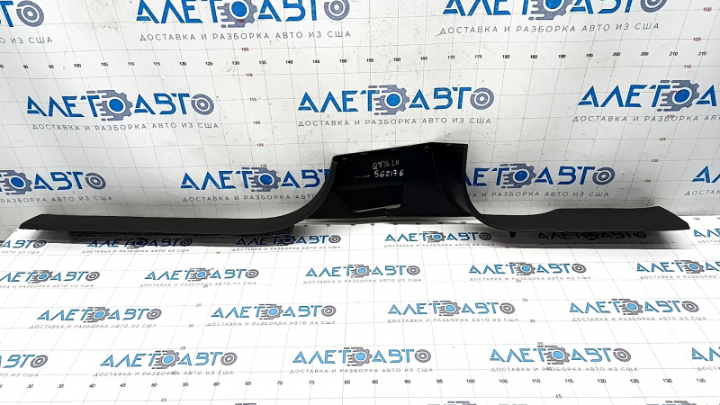 Door sill trim inner left Audi Q7 16- black, scratches, broken fastening