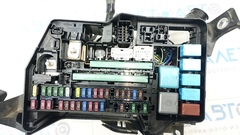 Lexus RX450h 10-15 underhood fuse box with housing, broken mount
