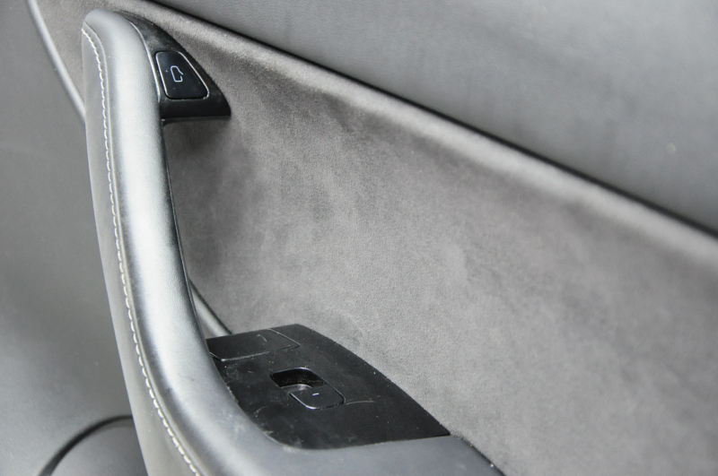 Door trim card front right Tesla Model Y 20 - black leather, with backlight, glossy trim, with suede insert with window lift control with door opening button scratches