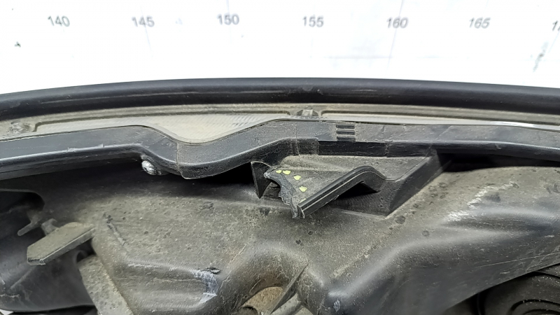 Headlight front left Toyota Highlander 14-16 bare, dark, halogen, sand, broken fasteners, damaged housing