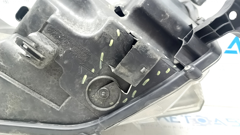 Headlight front left Toyota Highlander 14-16 bare, dark, halogen, sand, broken fasteners, damaged housing