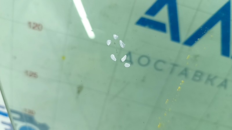 Front right door glass Toyota Rav4 19- scratches